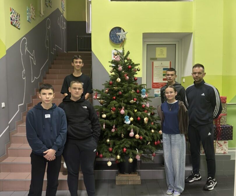 Osmaši okitili božićno drvce