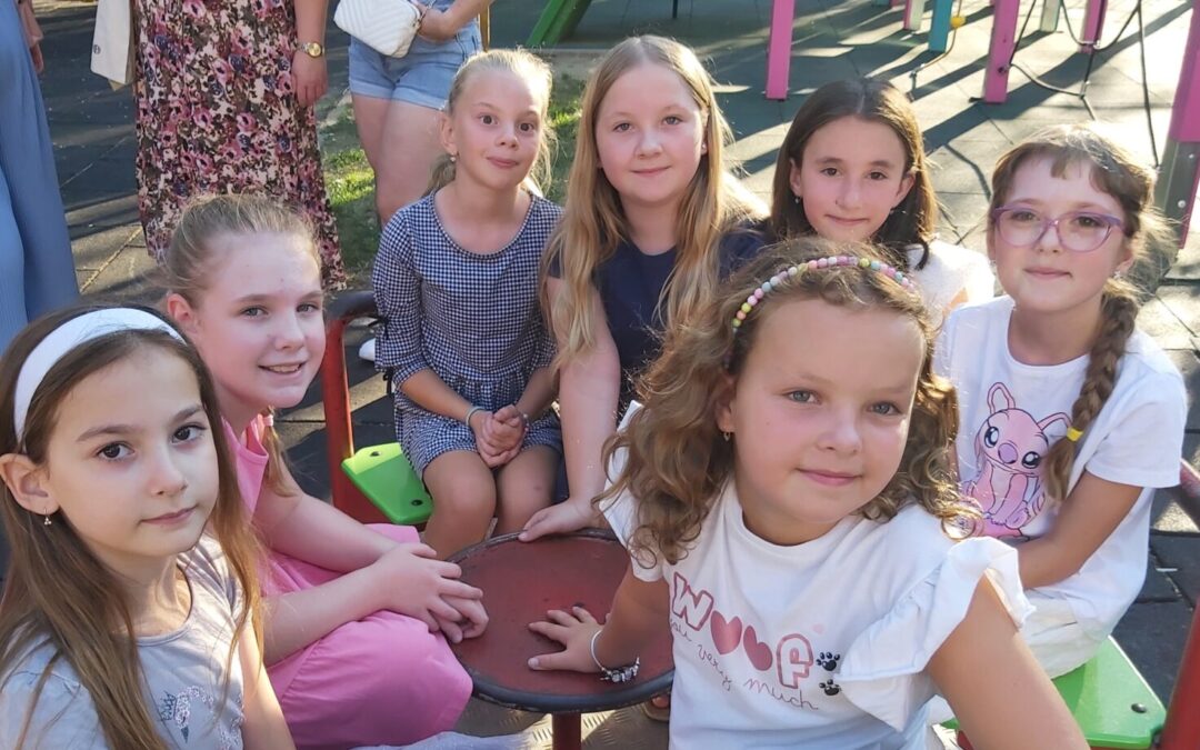 Učenici 3. r. na otvorenju likovne izložbe u Krapini